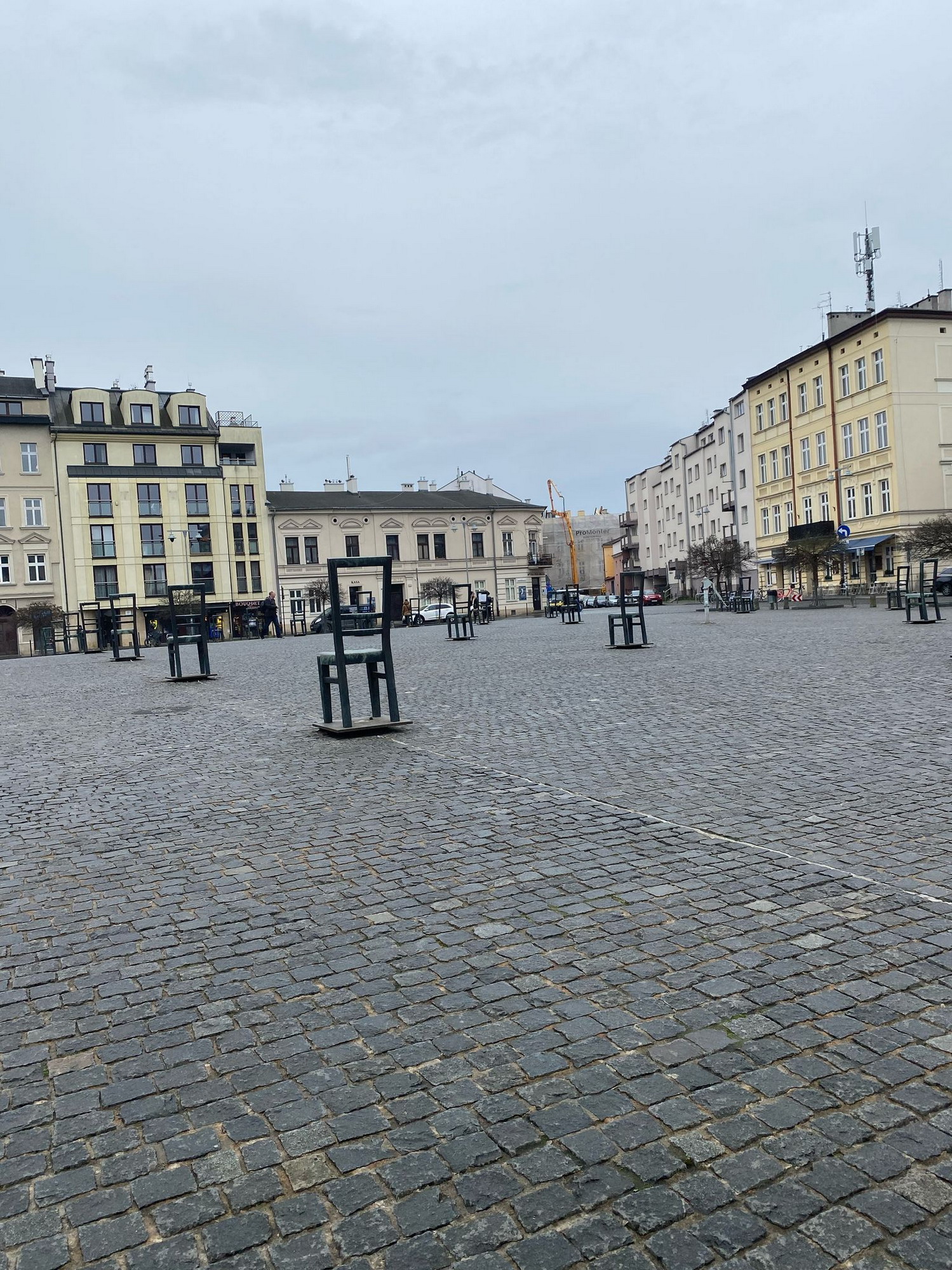 foto.07_Piazza degli eroi: ogni sedia, un martire