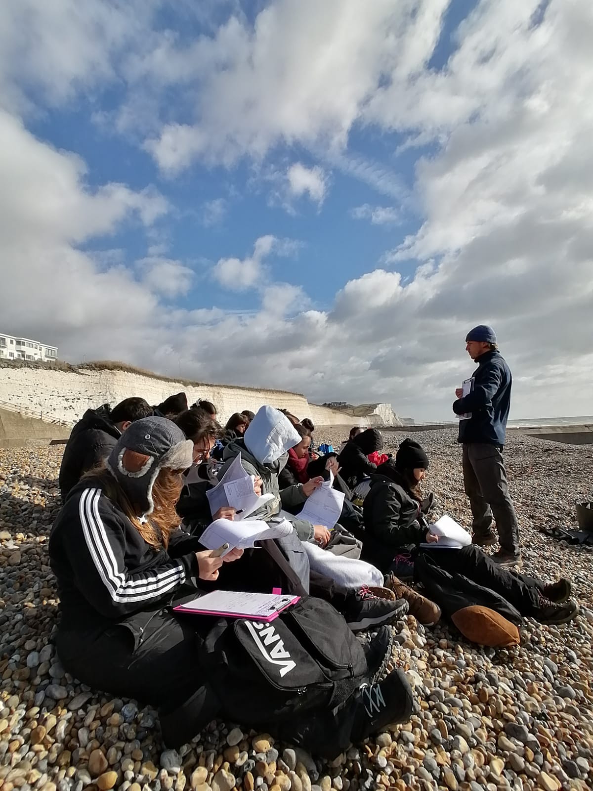 03_Saltdean intenti a studiare il fenomeno dell'erosione della costa e le strategie per bloccare tale fenomeno