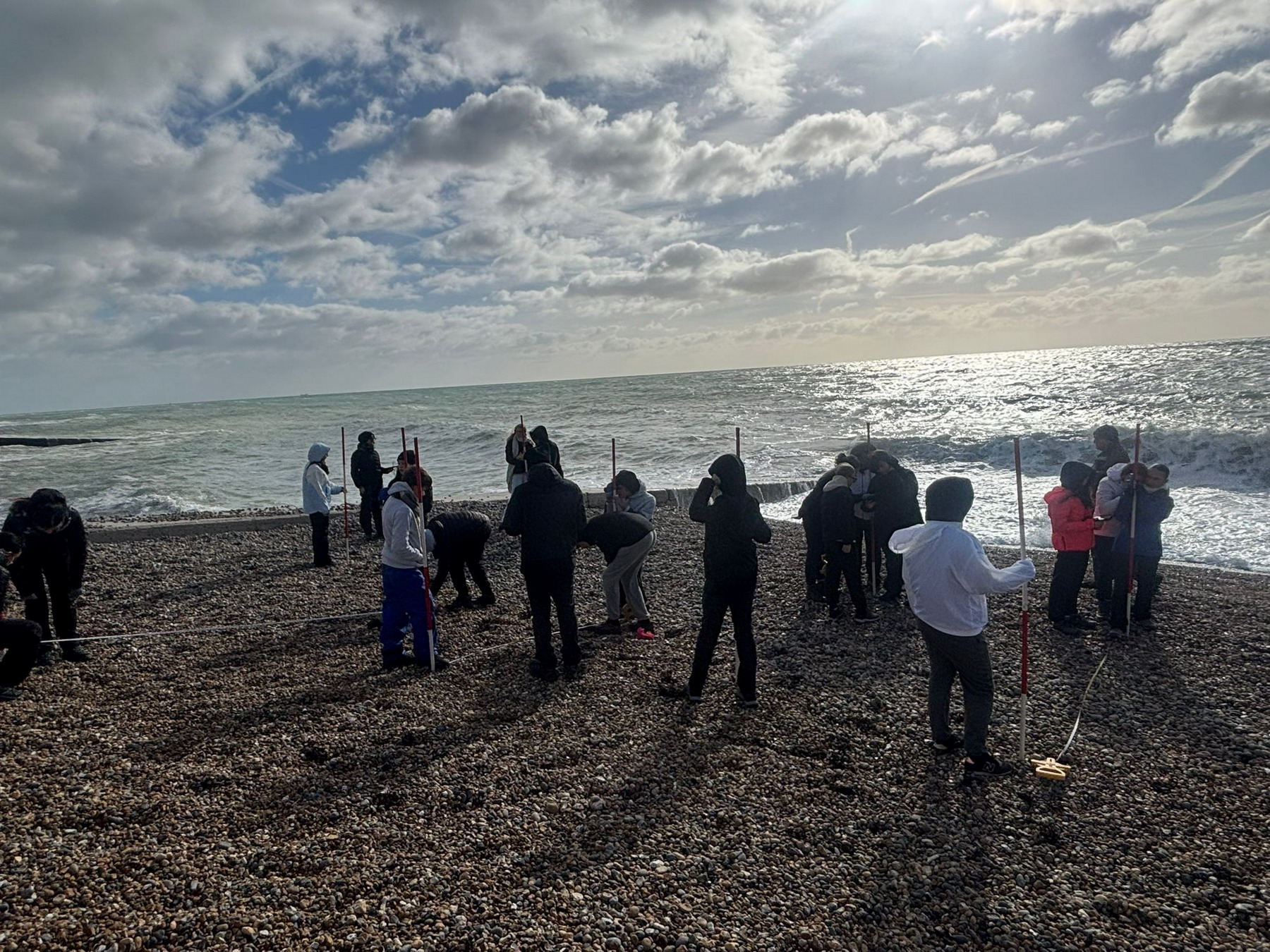 04_Saltdean, intenti a studiare il fenomeno dell'erosione della costa e le strategie per bloccare tale fenomeno