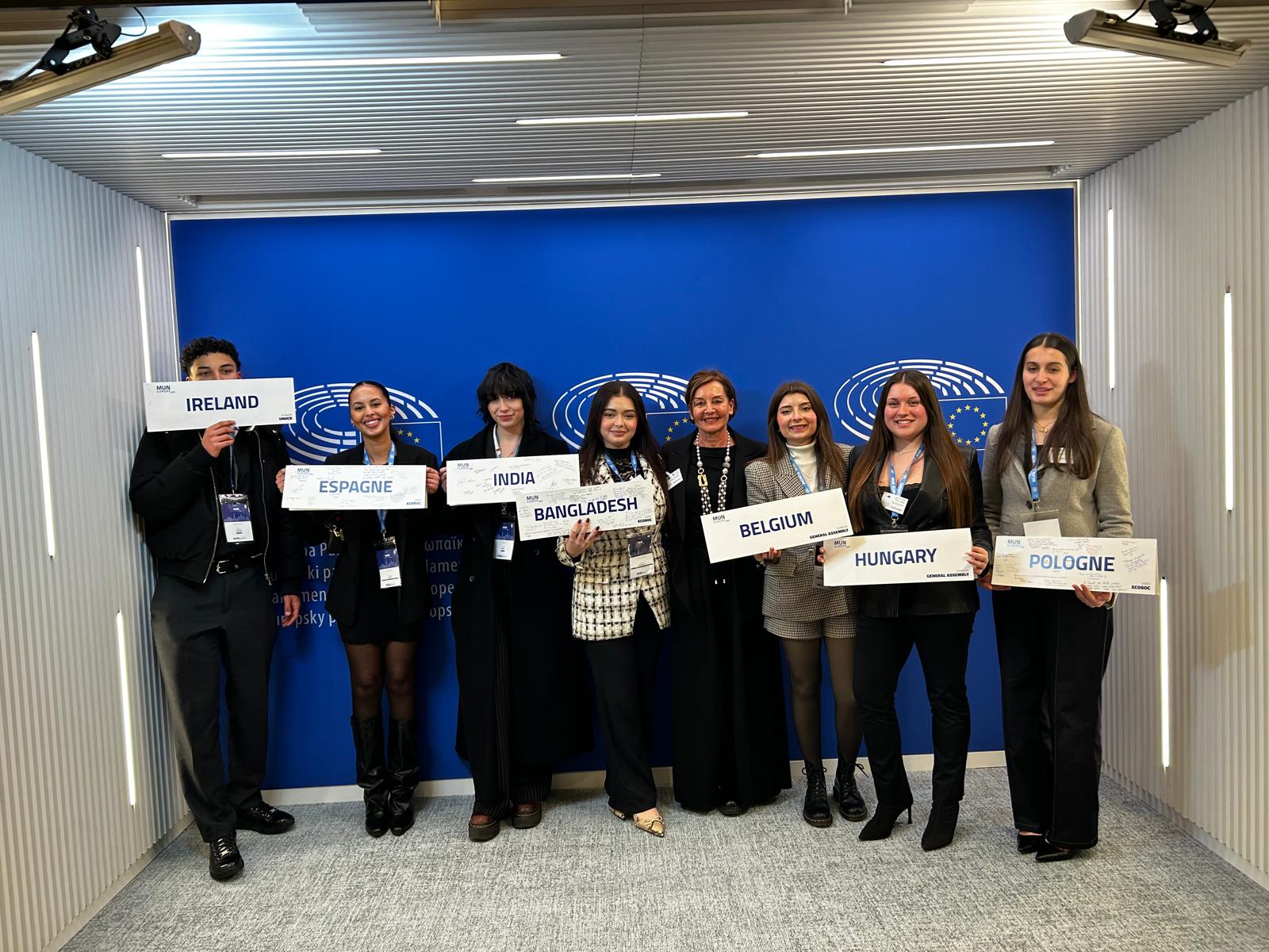 Gruppo di Lavoro EsaBac dell'Istituto Rosmini premiato al MUN: i paesi di cui i ragazzi erano ambasciatori/delegati